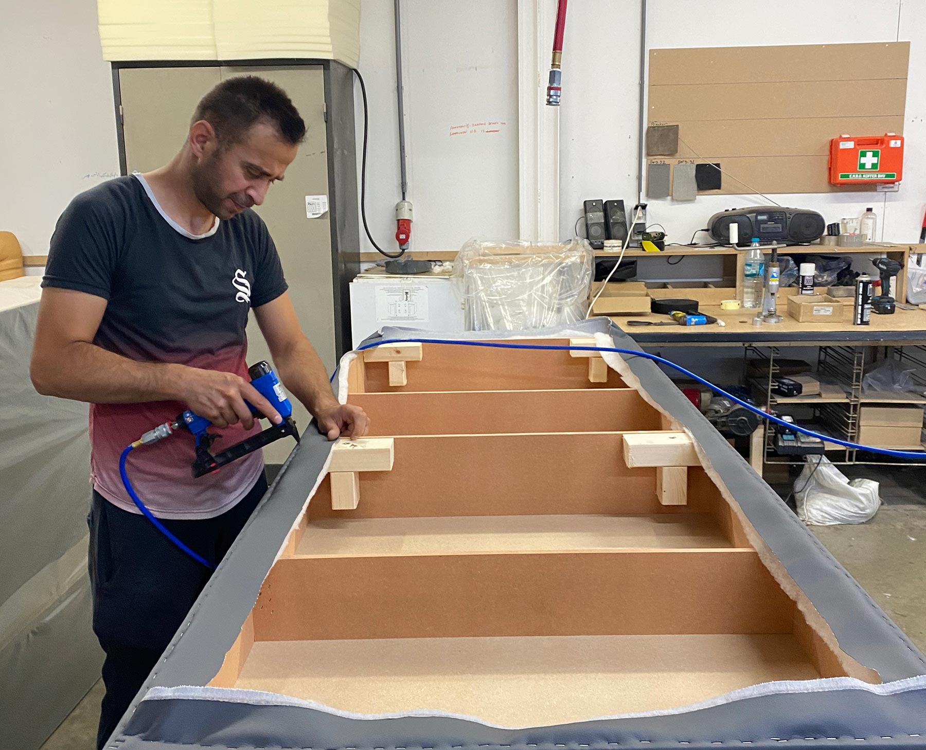 Vakman bouwt met de hand een boxspring in de fabriek van Matex Bedding